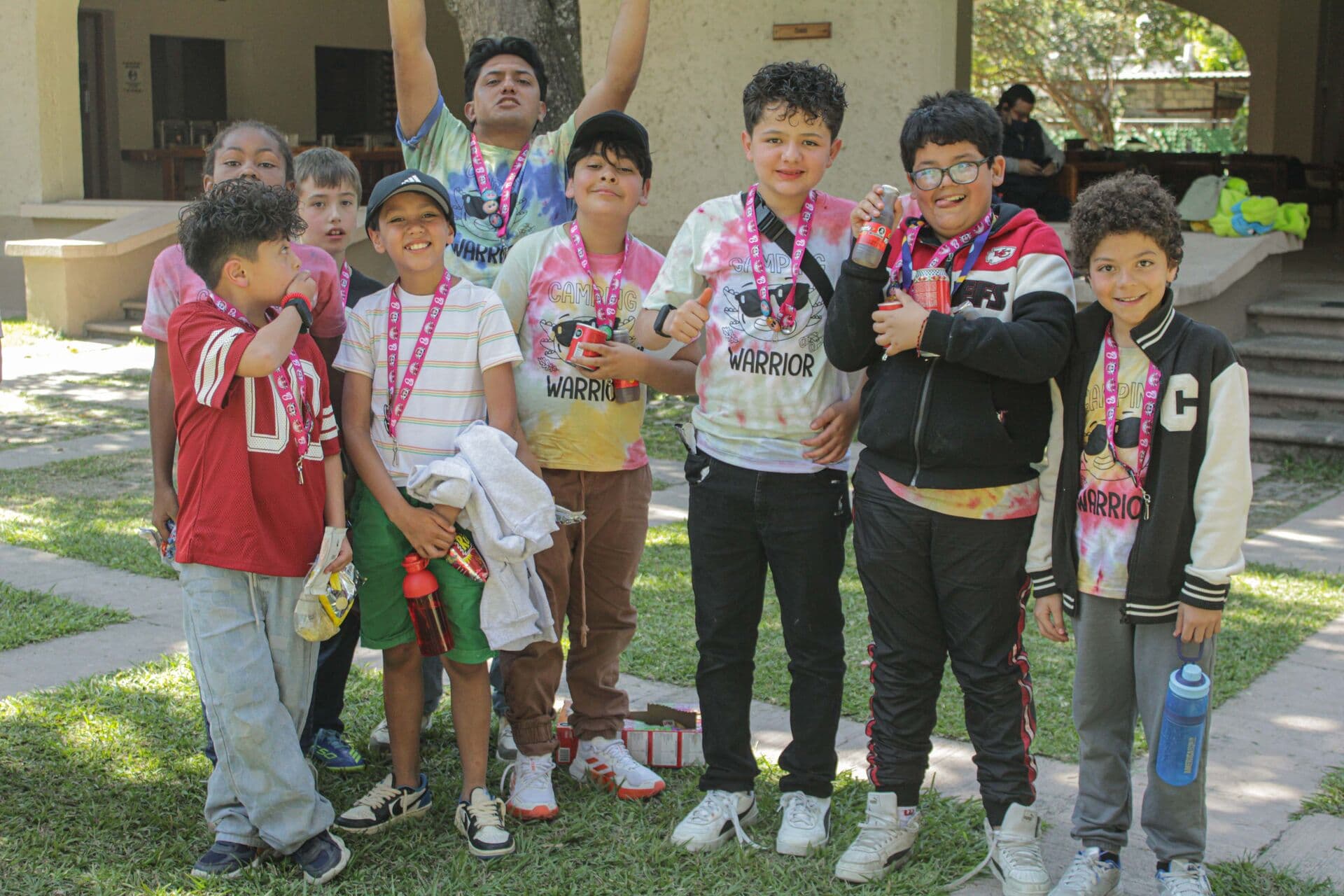 Grupo celebrando al final del campamento