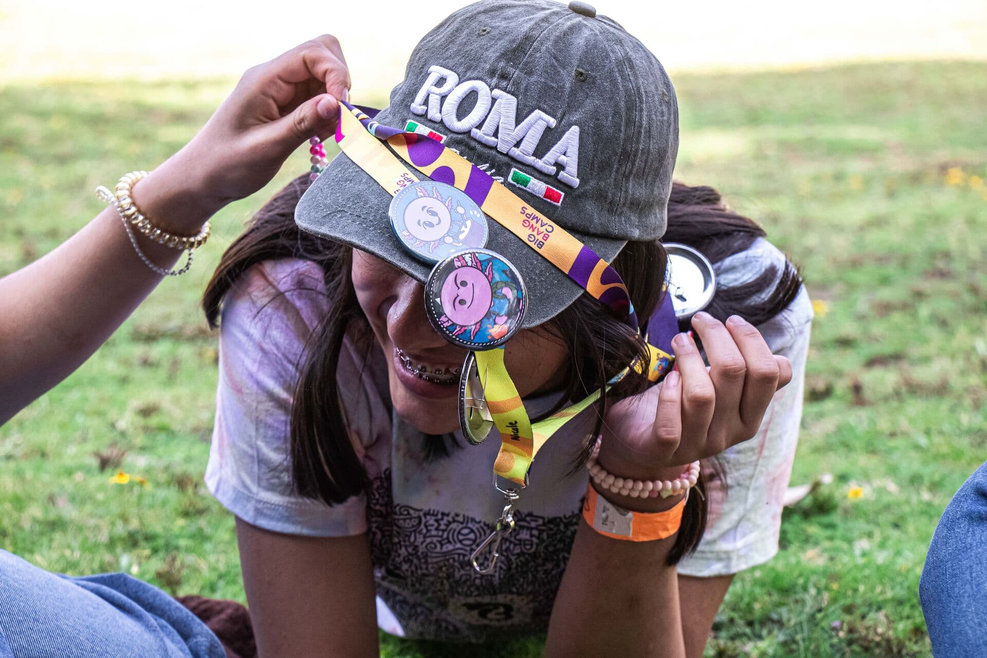 Grupo de campistas celebrando con insignias de amistad