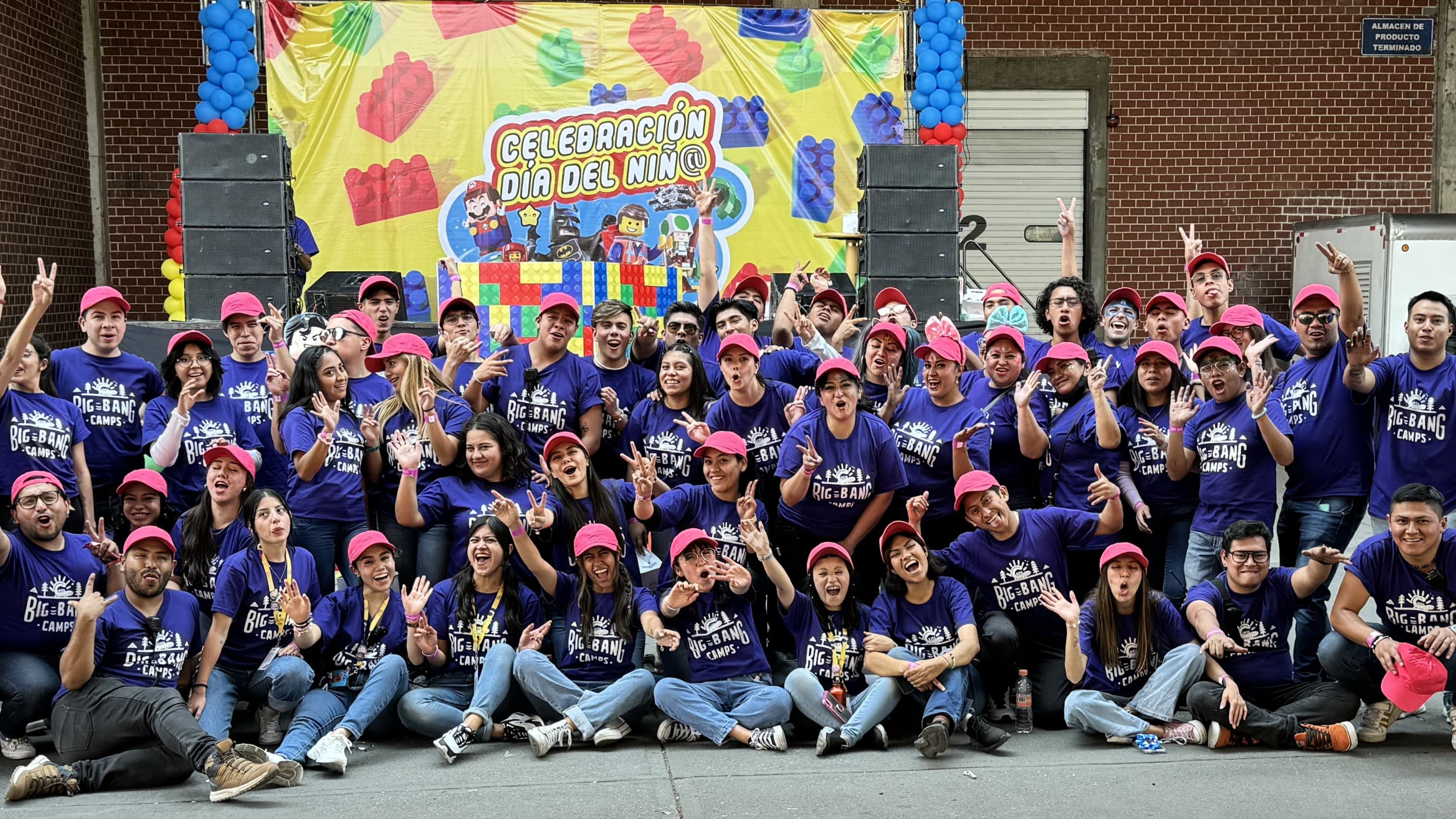 Equipo Big Bang Camps en campamento